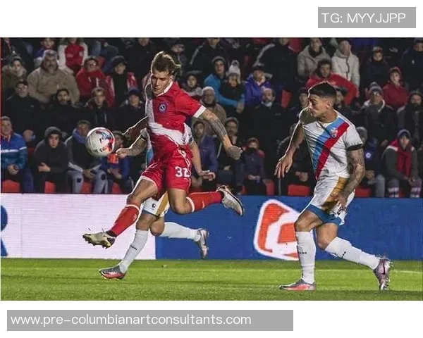 拉普拉塔大学与拉普拉塔体操的激烈对决揭示了足球的魅力与竞争的精神